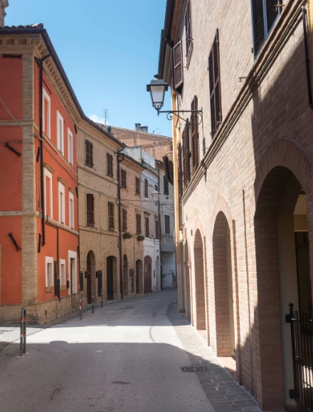 Un viale nel centro storico di tolentino