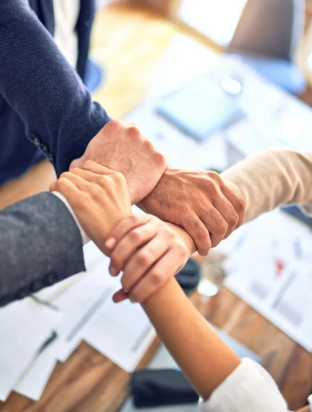 aggregazione commercianti - mani che si intrecciano